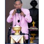 พระบาทสมเด็จพระเจ้าอยู่หัว รัชกาลที่ 9 กับกล้องถ่ายรูปคู่พระหัตถ์