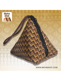 กระเป๋าเหรียญหวาย สานทรงสามเหลี่ยม // Rattan coin purse, woven in a triangular shape 10x15x7cm