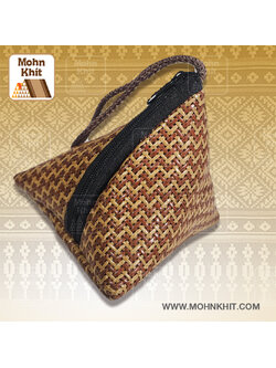 กระเป๋าเหรียญหวาย สานทรงสามเหลี่ยม // Rattan coin purse, woven in a triangular shape 10x15x7cm