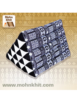 หมอนสามเหลี่ยม15ช่องลายเขียนเทียน ขนาด52cmx36cmx32cm// Thai Tri-angle Cotton Traditional Floor Cushions.