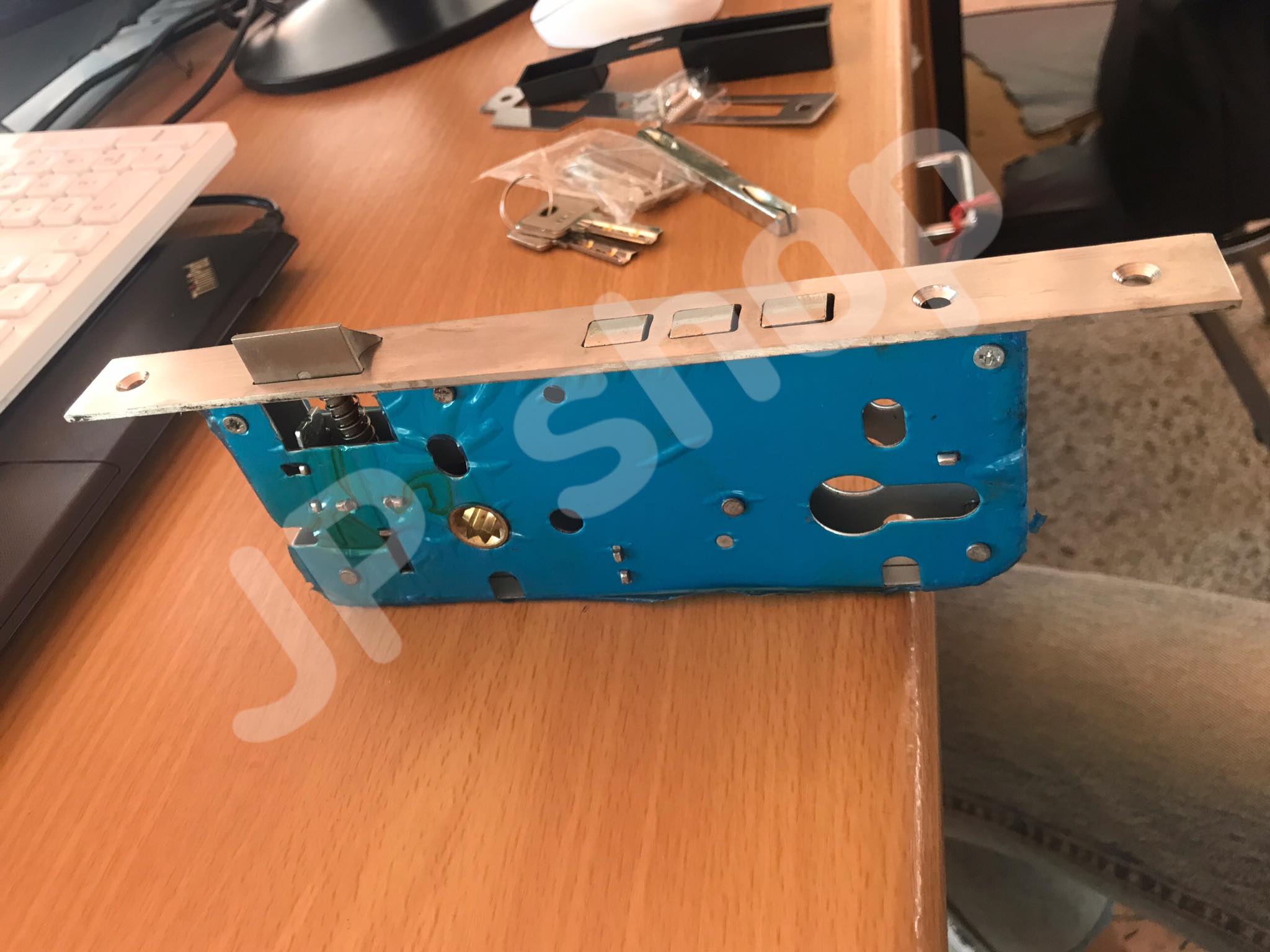 ก้านโยคประตูรั่ว กุญแจเขาควายประตูรั่ว มือจับประตูรั่วสแตนเลส พร้อมอุปกรณ์ล็อคประตู ส่งไว โกดังในไทย