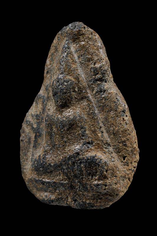 พระนางกำแพง พิมพ์หัวเรือเมล์ กรุเจดีย์กลางทุ่ง (ลานทุ่งเศรษฐี) จ.กำแพงเพชร