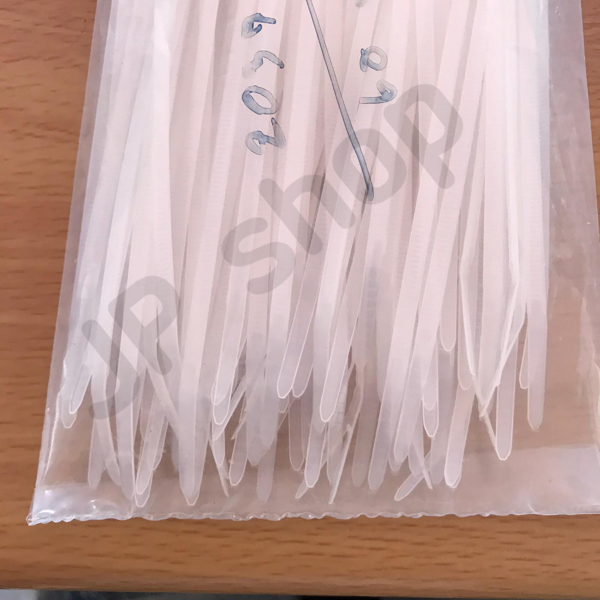 สายรัด CABLE TIE เคเบิ้ลไทร์ สายรัด 6นิ้ว เหมาะสำหรับนำไปใช้งานต่าง ๆ อาทิเช่น เคเบิ้ลไทร์ใช้รัดสายไฟ, สายแลน (LAN), สายโทรศัพท์, สายสัญญาณ, สายเคเบิ้ลให้เรียบร้อย โกดังในไทย สั่งปุ๊บส่งปั๊บ โกดังในไทย
