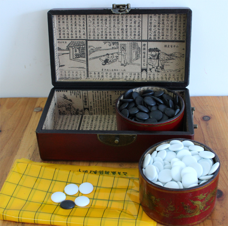 เม็ดหมากล้อมกล่องลายจีน