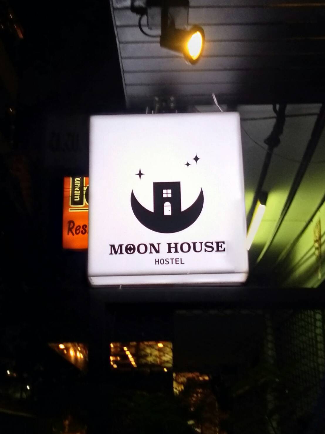 ป้ายกล่องไฟ MOON HOUSE