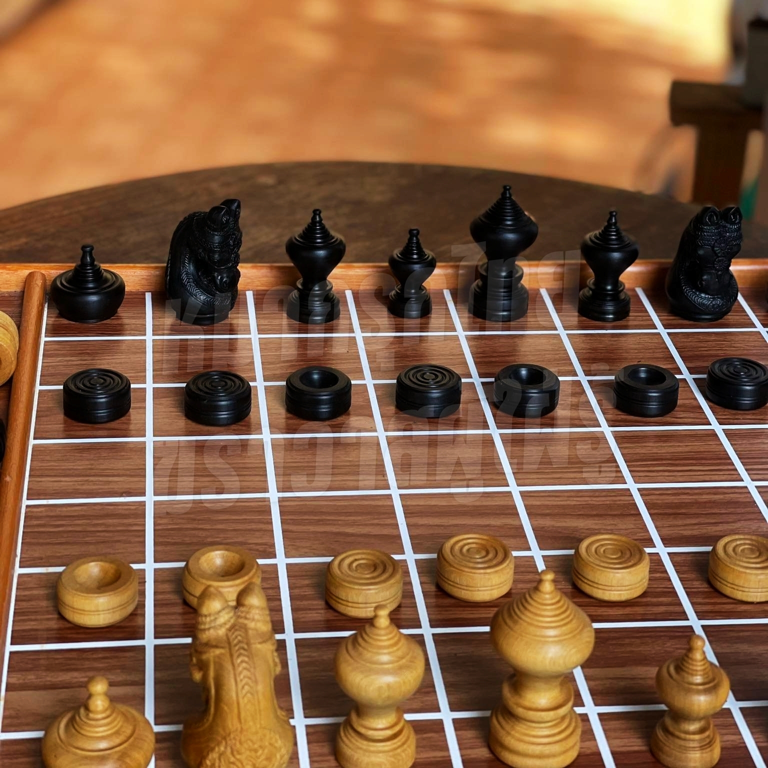 ตัวหมากรุกไทยไม้เนื้อแข็งแบบโบราณ