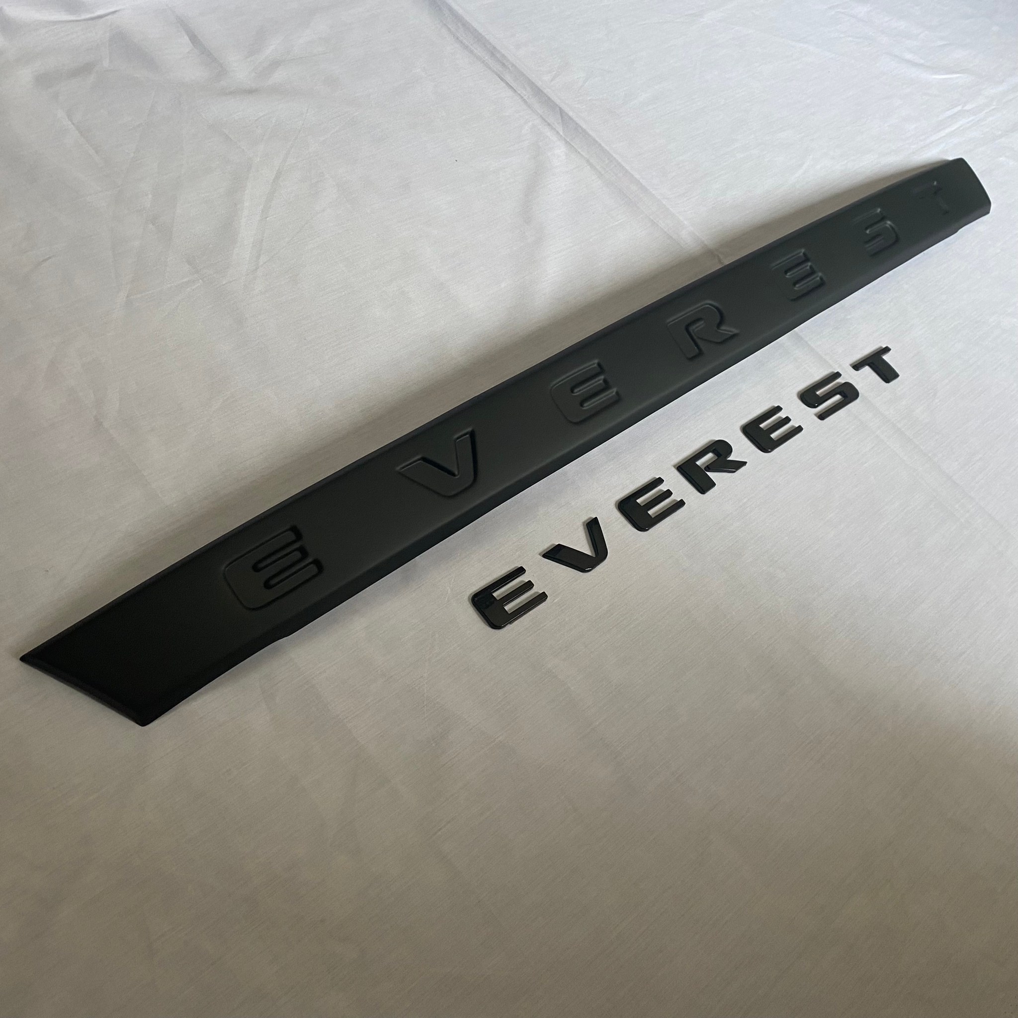 คาดฝาท้ายดำด้าน EVEREST