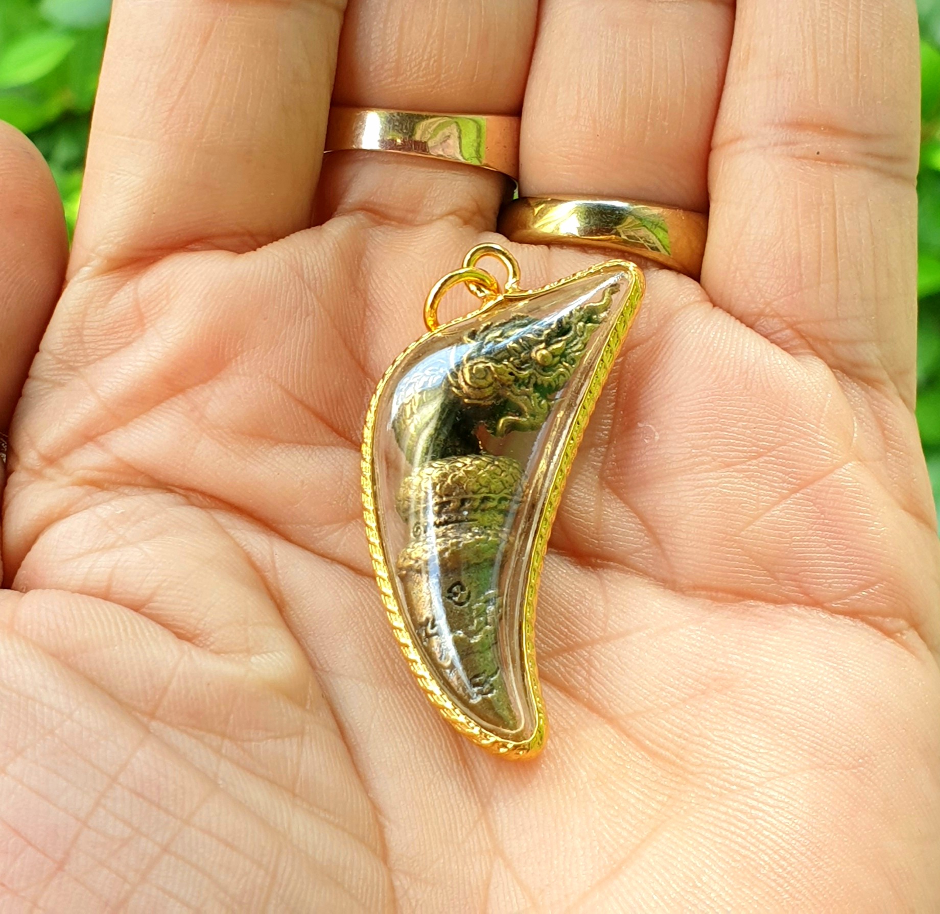 จี้ เขี้ยวพญานาค โชคลาภคุ้มภัยร่ำรวย เนื้อทองหลือง พร้อมกรอบ 1ชิ้น ขนาดองค์พญานาค สูง4.5ซม. กว้าง2ซม. หนา1ซม. ห้อยคอสวยงามดูมีมนต์ขลัง