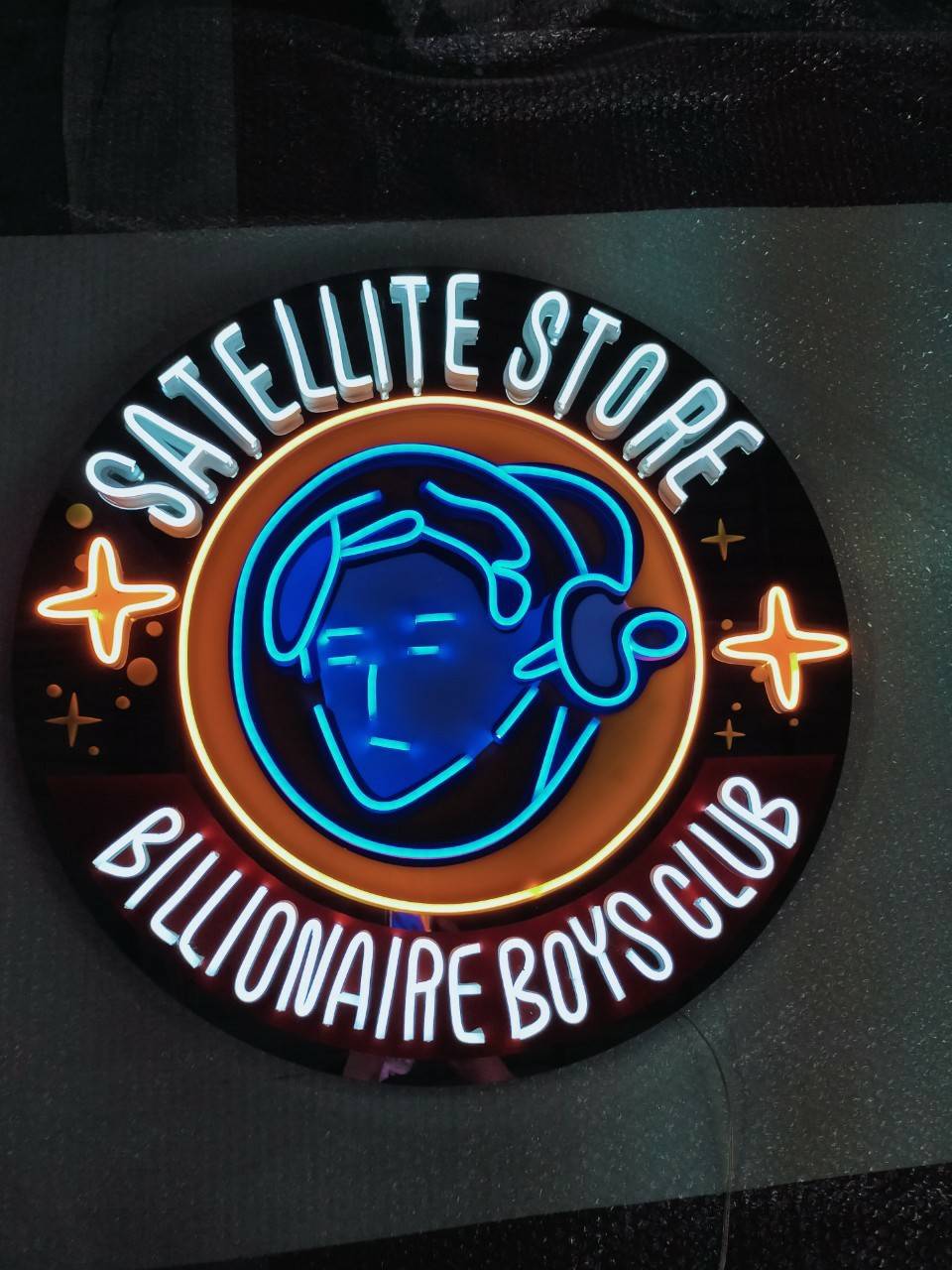 ป้ายไฟนีออนดัด LED ติดสแตนเลสเงาด้านหลัง ขนาด 70*70 cm. จำนวน 1 ชิ้น