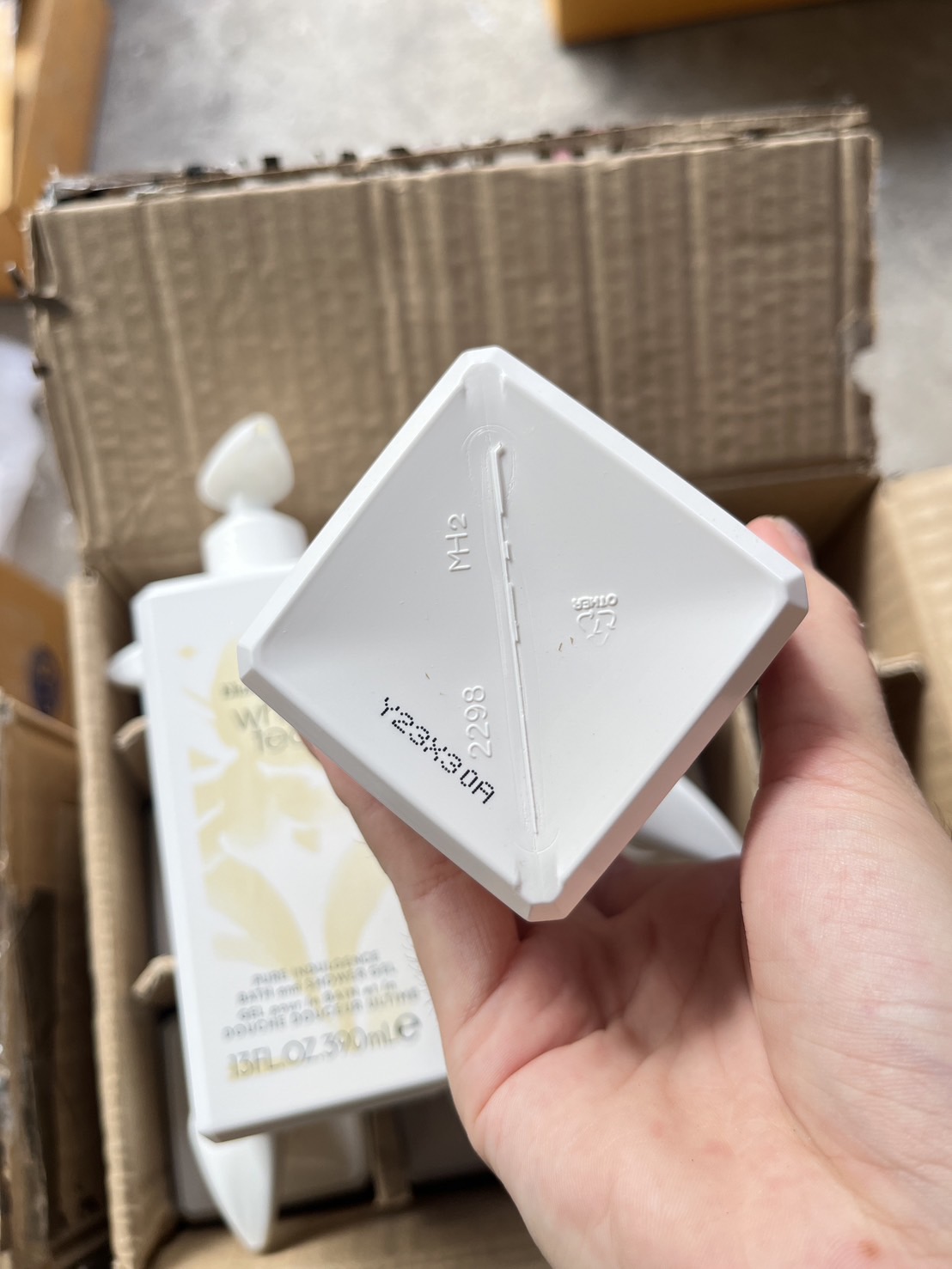 เจลอาบน้ำ Elizabeth Arden White Tea Pure Indulgence Bath and Shower Gel 390ml. (1ขวด)