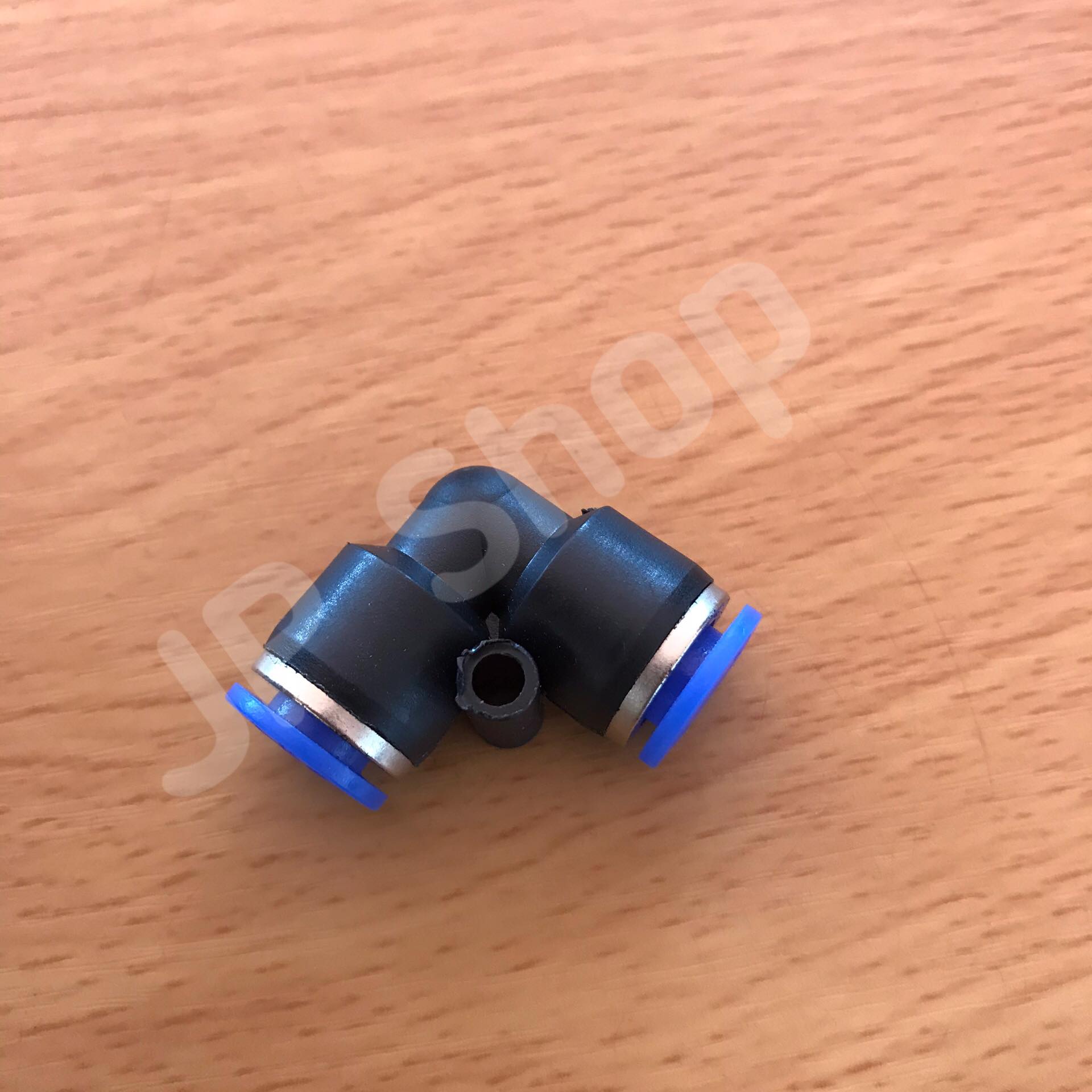 ข้อต่อลมข้องอ 90 องศา ฟิตติ้งเมติกส์แบบงอ 90 องศา ขนาด 06 มม. ใช้กับสายลม 06 มม. แพค 10 ตัว ข้อต่อ PV 06 #0206