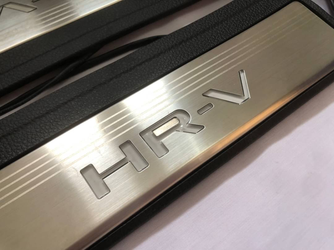 คิ้วบันไดสเตนเลสมีไฟ LED Honda HR-V e:HEV รุ่น OEM(ทรงศูนย์) มีไฟ LED