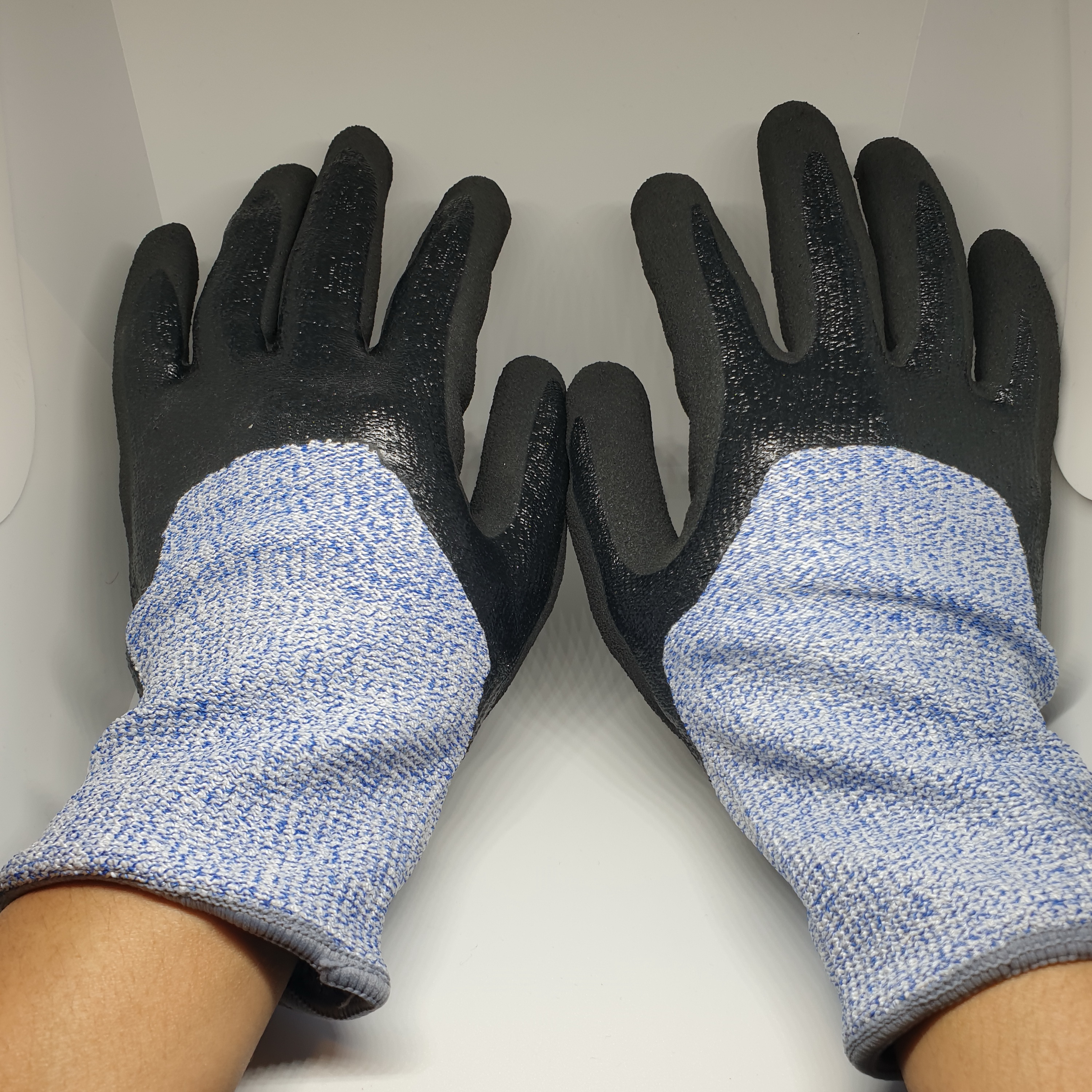 Level 5 cut work gloves with nitrile foam coated
