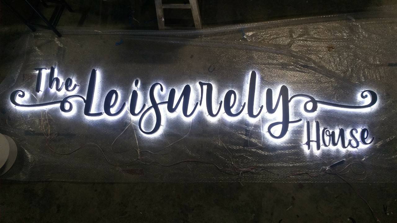 งานป้ายสแตนเลสตัวอักษรพ่นสีดำ ไฟออกหลัง The Leisurely House