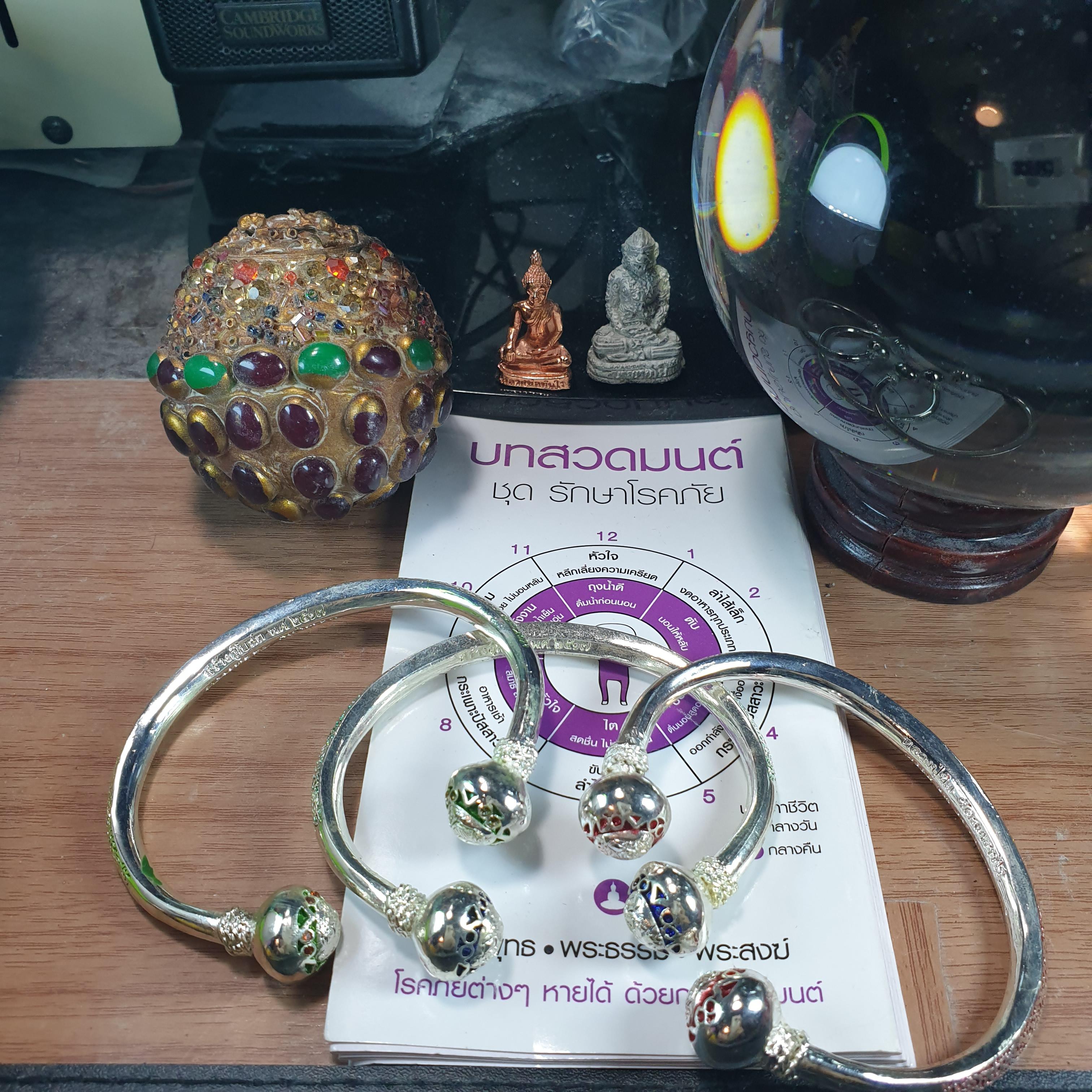 กำไลหลวงปู่ทิม เนื้อสำริดเงิน แจกกรรมการ รุ่นสร้างอุโบสถ หลวงปู่ทิม วัดละหารไร่ จ.ระยอง ลงยา +แถมยันต์ฟรีคละๆลายกันไปจ้า สำเนา