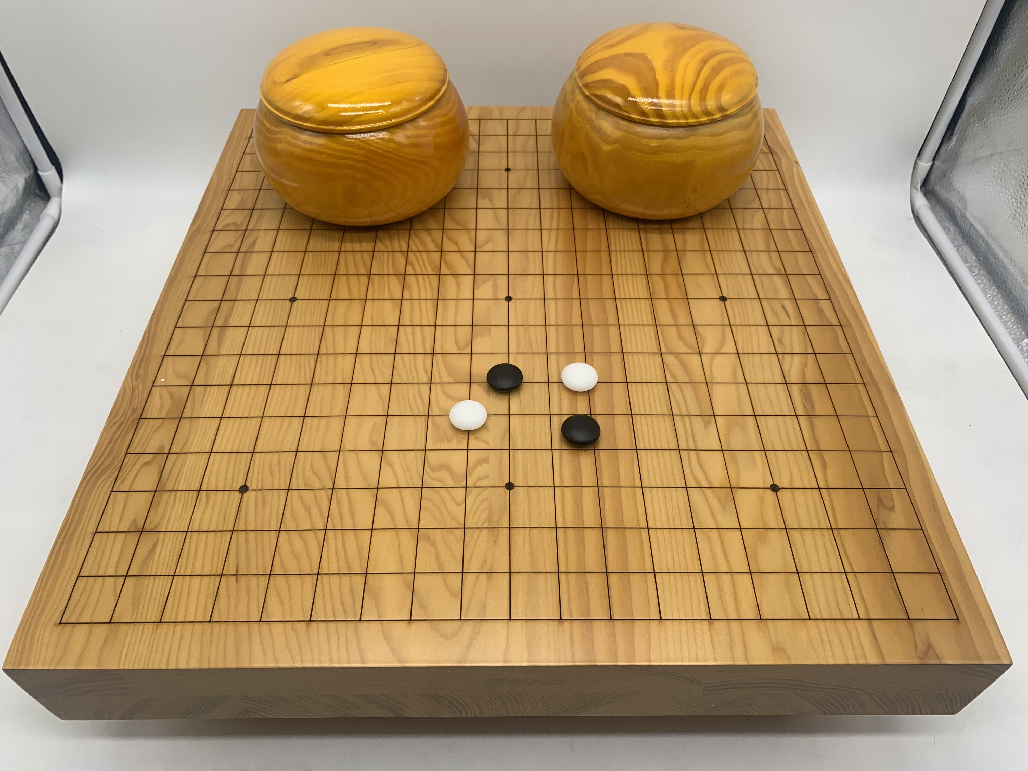 ชุดหมากล้อมไม้ขาบัว(เม็ดหินนูน2ด้าน/โถไม้yellow spruce)