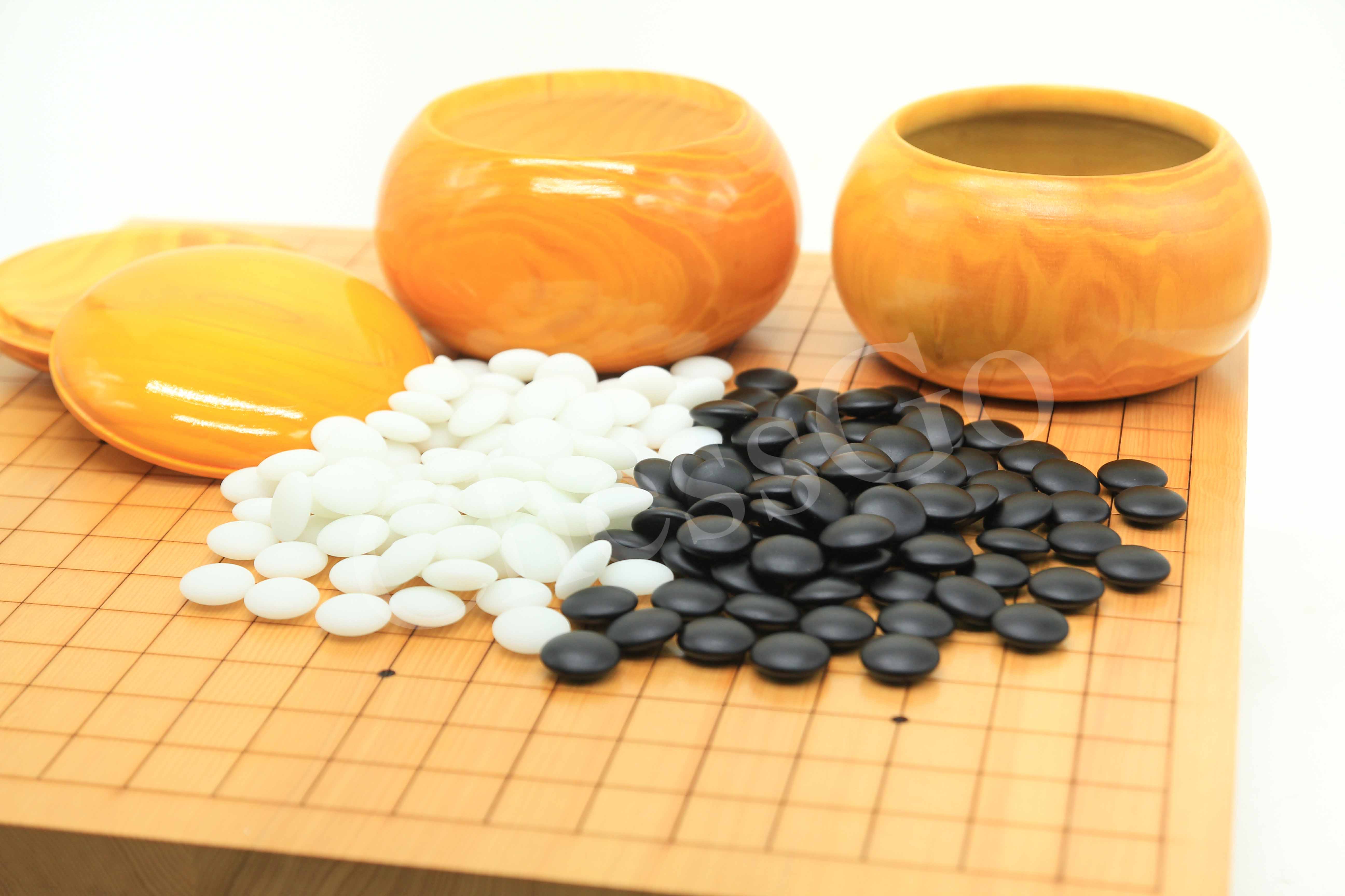 ชุดหมากล้อมไม้ขาบัว(เม็ดหินนูน2ด้าน/โถไม้yellow spruce)