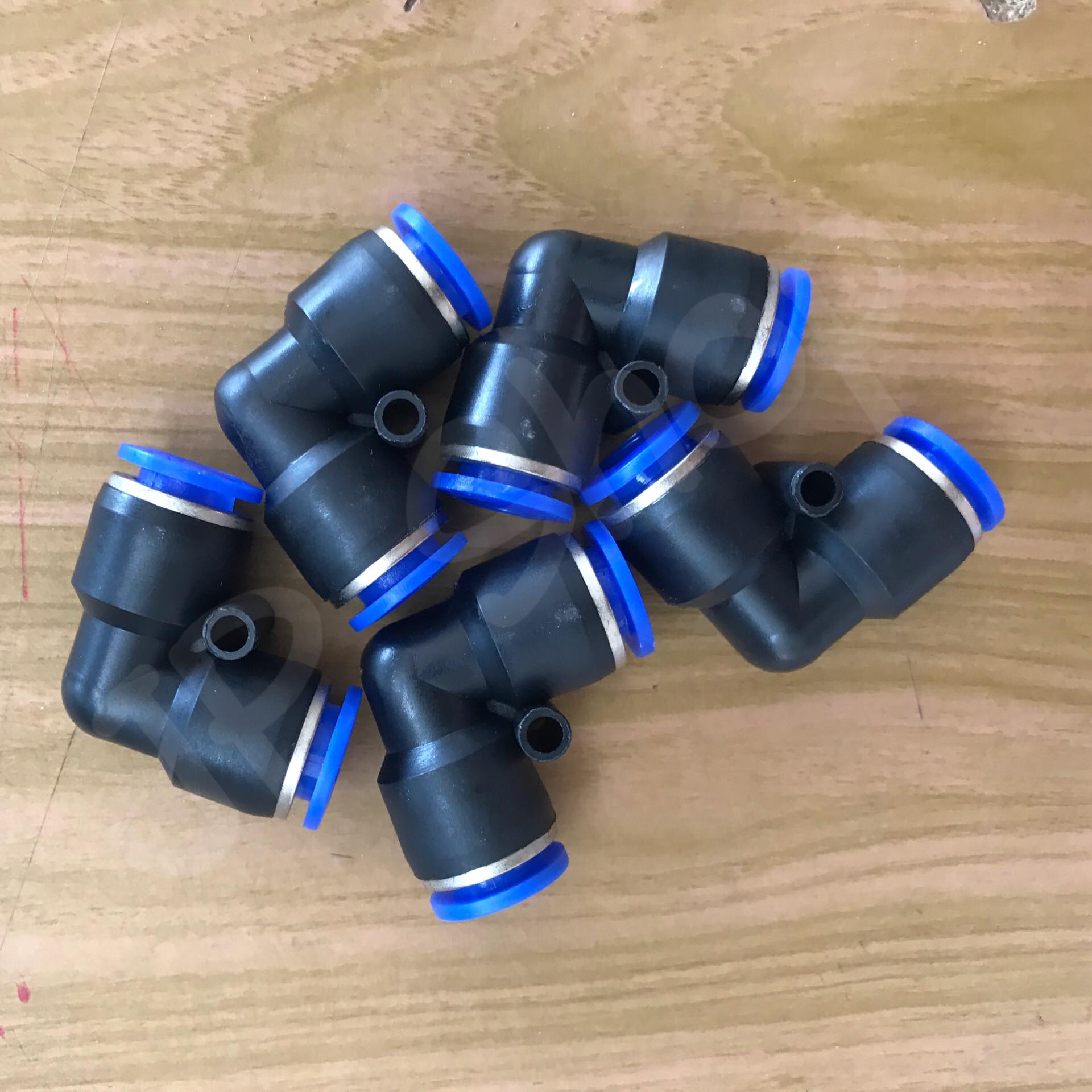 ข้อต่อลม ข้องอ 90 องศาขนาด pv10-04