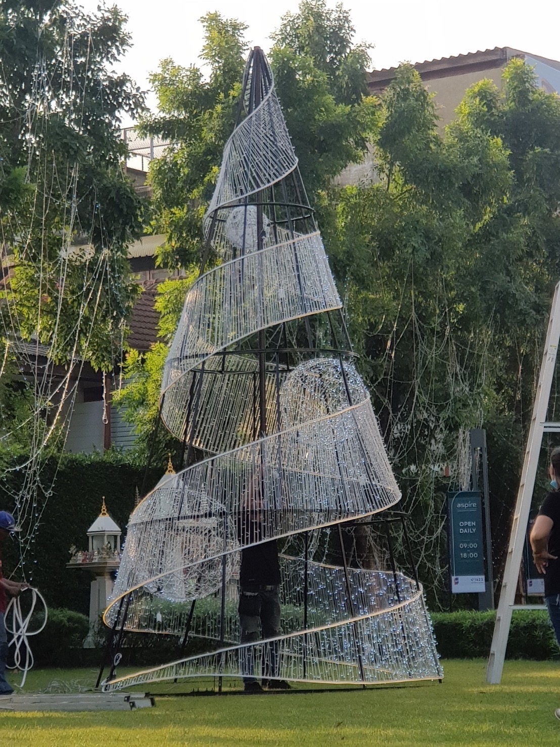 แบบต้นคริสต์มาสปลอมทรเกลียว สินค้าตกแต่งงานเลี้ยงยอดฮิตในช่วงเทศกาลคริสต์มาส