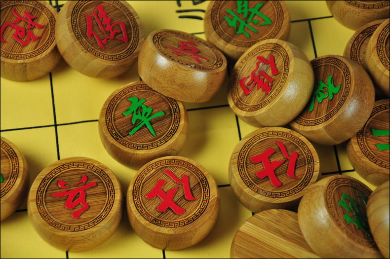 หมากรุกจีนไม้ไผ่ (ตัวสีเขียวแดง+กล่องไม้+กระดานหนัง#50) Bamboo Chinese Chess Pieces with Bamboo Box #45