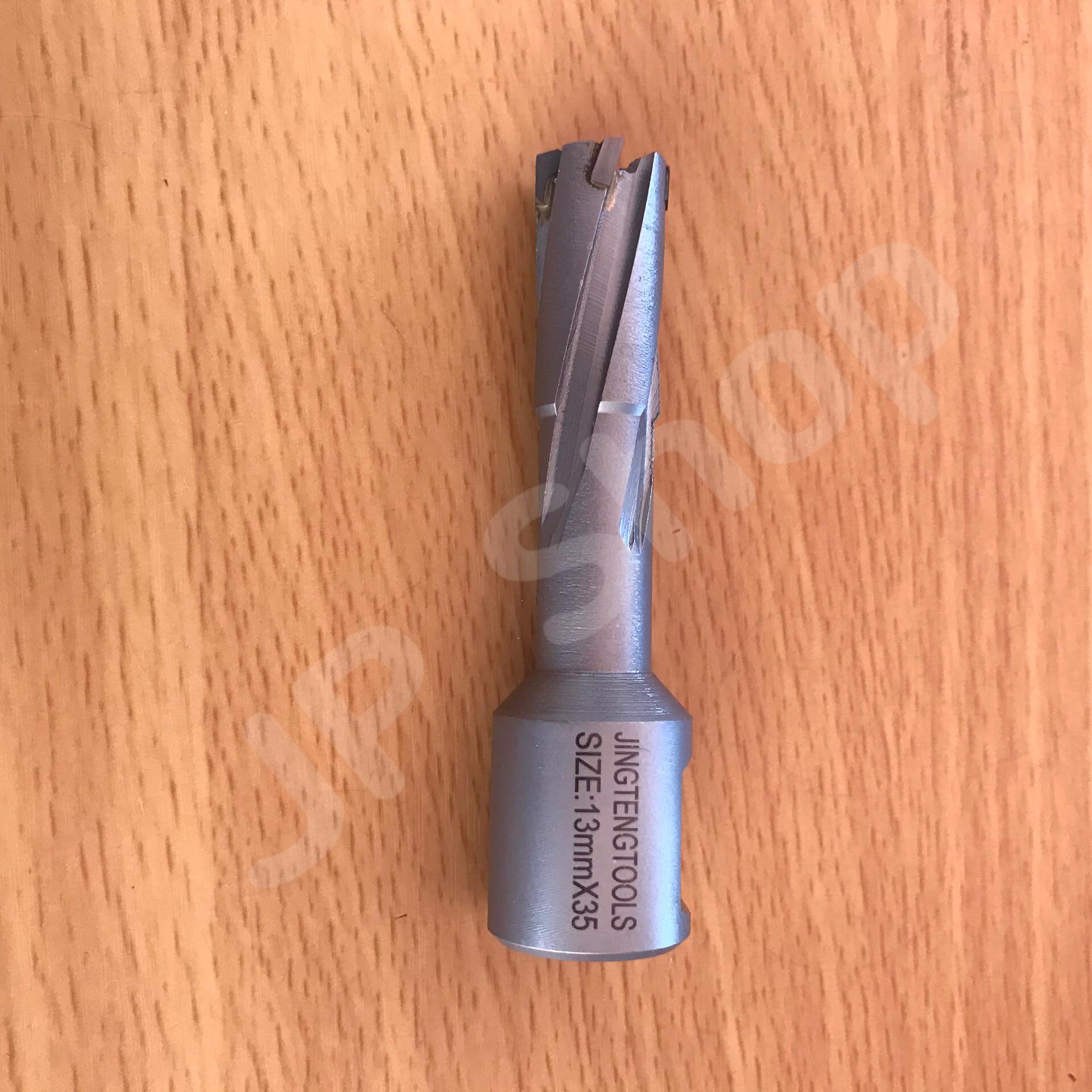 ดอกสว่านเจ็ทบอส แบบโฮลซอว์คาร์ไบสำหรับเจาะเหล็กหนา ด้วยสว่านแม่เหล็กไฟฟ้า ขนาด13*35 มม. #1335