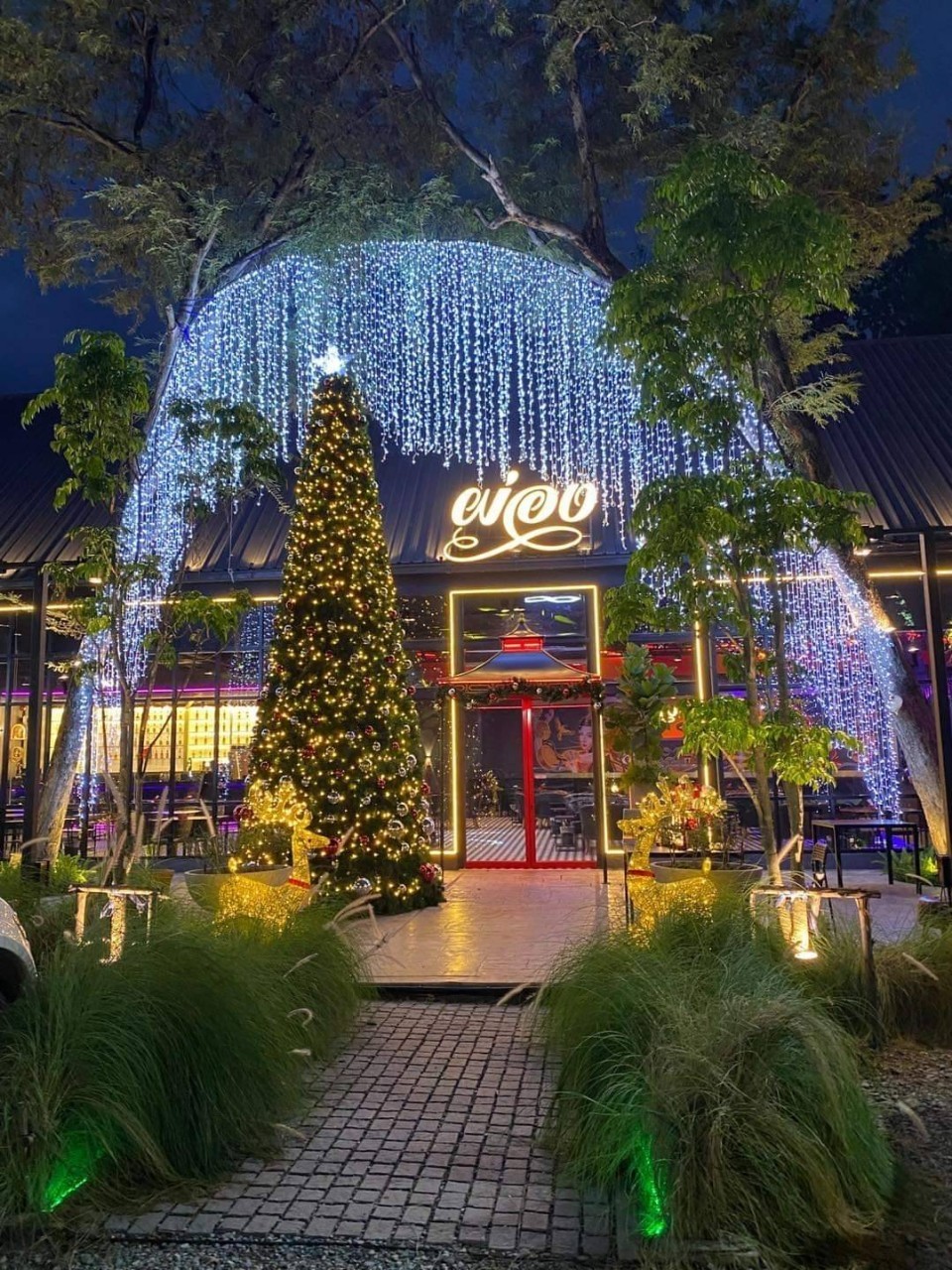 รับตกแต่งร้านค้าในธีมคริสตืมาสจัดเลี้ยง บริการ ด้านการจัดแต่งพื้นที่งานเลี้ยง