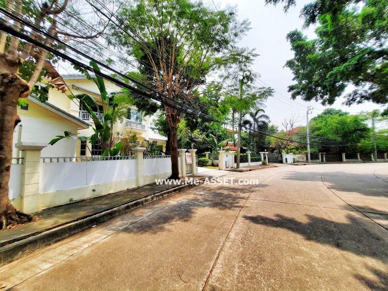 ขายบ้านเดี่ยว ม.นันทวัน (วงแหวน-รัตนาธิเบศร์) ถ.ตลิ่งชัน-สุพรรณบุรี ต.เสาธงหิน อ.บางใหญ่ นนทบุรี ต้นโครงการ ตรงข้ามสวนสาธารณะ / พื้นที่ 2 ชั้น 151 ตารางวา