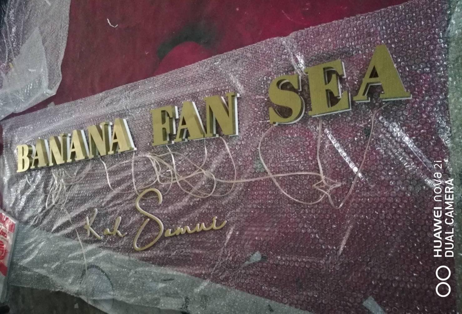 ป้ายเกาะสมุย‼️ สแตนเลสหน้าทอง แอร์ไลน์ ต่อขอบ 1.5cm ติดอะคริลิคหลัง 1 cm ผ่าหลังสแตนเลส ติดไฟออกหลังแสงวอม อะคริลิคขาว 444 หนา 0.5 mm ไดคัท ตามแบบไม่ช่อนไฟ LED