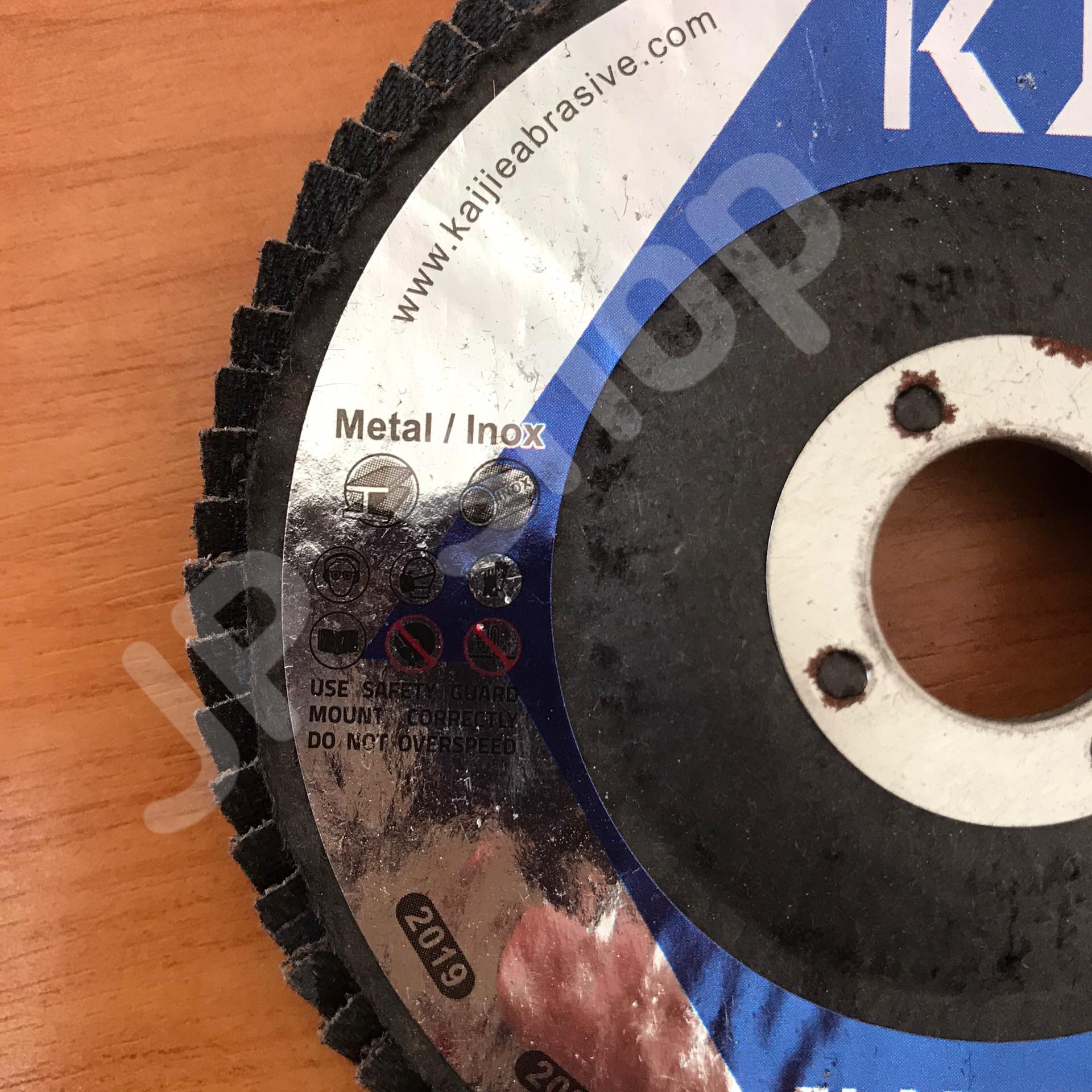 กระดาษทรายเรียงซ้อน(เบอร์60) ขนาด 4 นิ้ว สำหรับขัดเหล็ก ไม้ สแตนเลส ส่งของเร็ว #001160