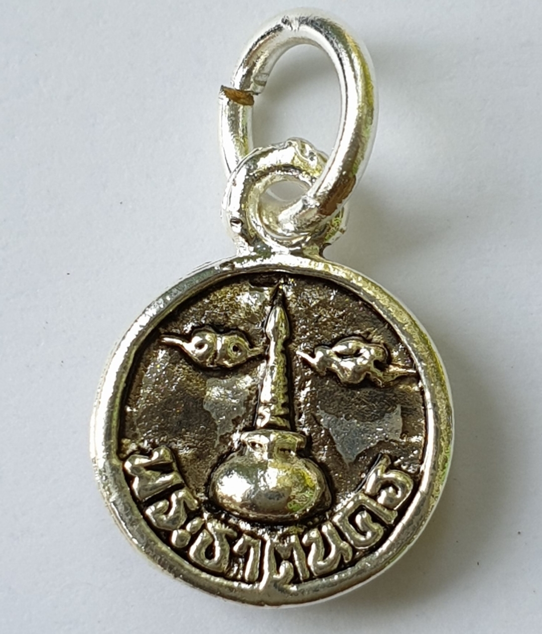 จี้ นะโม เนื้อเงิน มี2แบบ รุ่นศรีวิชัย พศ 2547 พระธาตุเมืองคอน ลงยาดำ ใส่อาบน้ำได้ไม่ลอกไม่ดำไม่แพ้ พุทธคุณครอบจักรวาล เมตตามหานิยม มีโชคลาภ แคล้วคลาดปลอดภัย