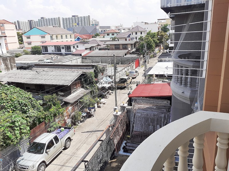 ขายและเช่า ทาวน์โฮม ถ.เพชรเกษม 67/1 แขวงหลักสอง เขตบางแค กรุงเทพ / พื้นที่ 3 ชั้น 20 ตารางวา