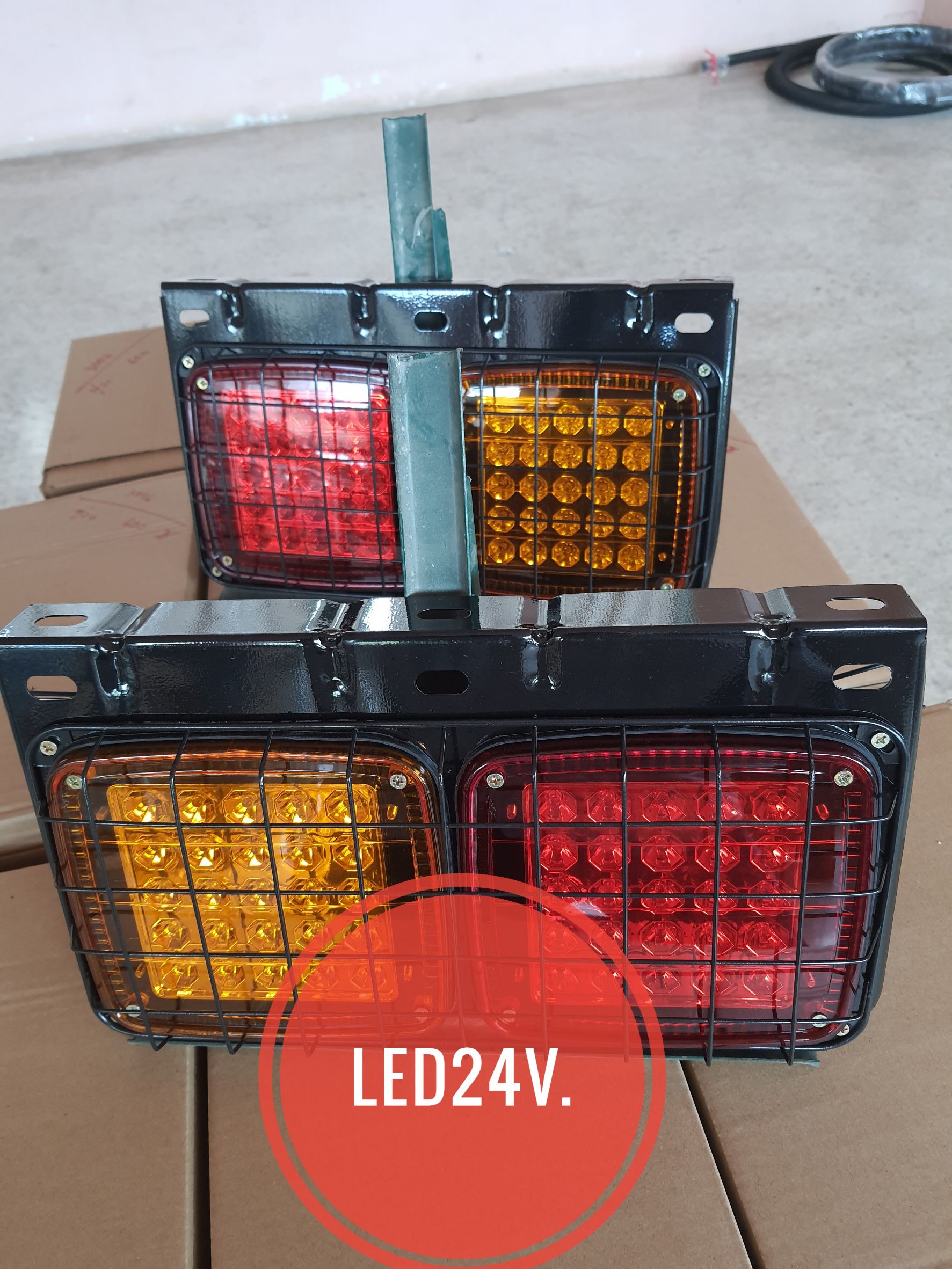 ไฟท้ายรถบรรทุก แบบ LED 24 โวล์ (แป้นเหล็ก)
