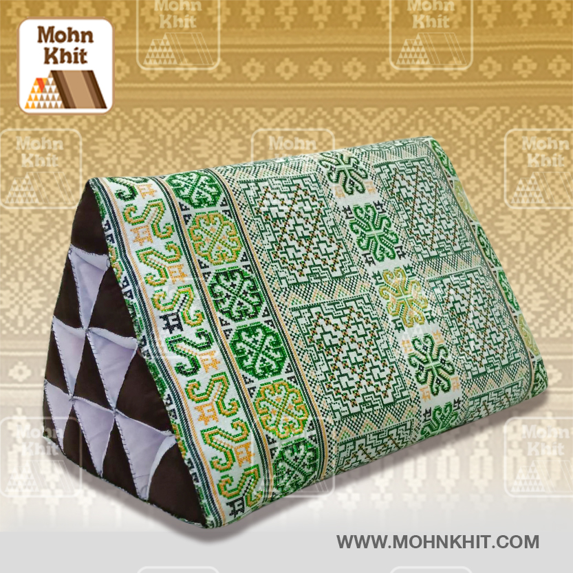 หมอนสามเหลี่ยม 10 ช่องลายชนเผ่าพื้นเมือง 50x28x30Cm Tri-angle kapok 100%Traditional Floor Cushions 10 holes.