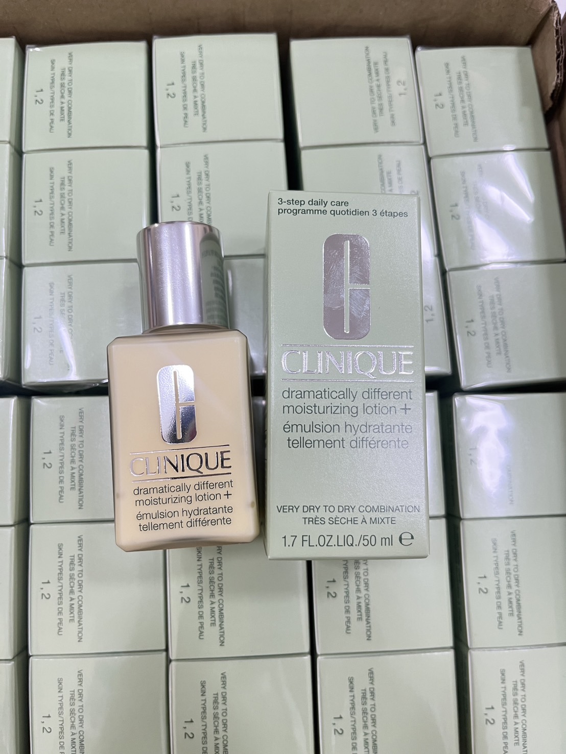 Clinique Dramatically Different Moisturizing Lotion+ 50ml. คลินิกข์ มอยส์เจอร์ไรเซอร์สูตรโลชั่น สำหรับผิวหน้าแห้งถึงผิวผสม