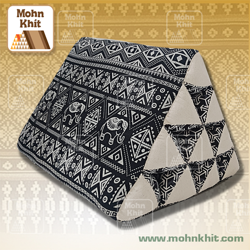 หมอนสามเหลี่ยม 10 ช่องลายชนเผ่าพื้นเมือง 50x28x30Cm Tri-angle kapok 100%Traditional Floor Cushions 10 holes.