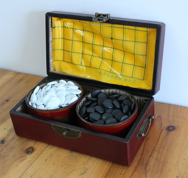 เม็ดหมากล้อมกล่องลายจีน