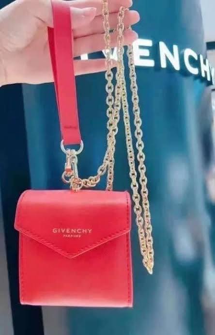 Givenchy Perfume bag ขนาด 9x10x5 cm. พร้อมสายโซ่ /สายคล้องมือ ของแท้