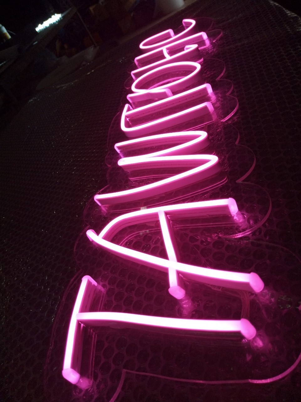 ป้ายไฟนีออน LED อะคริลิคใสรองหลัง