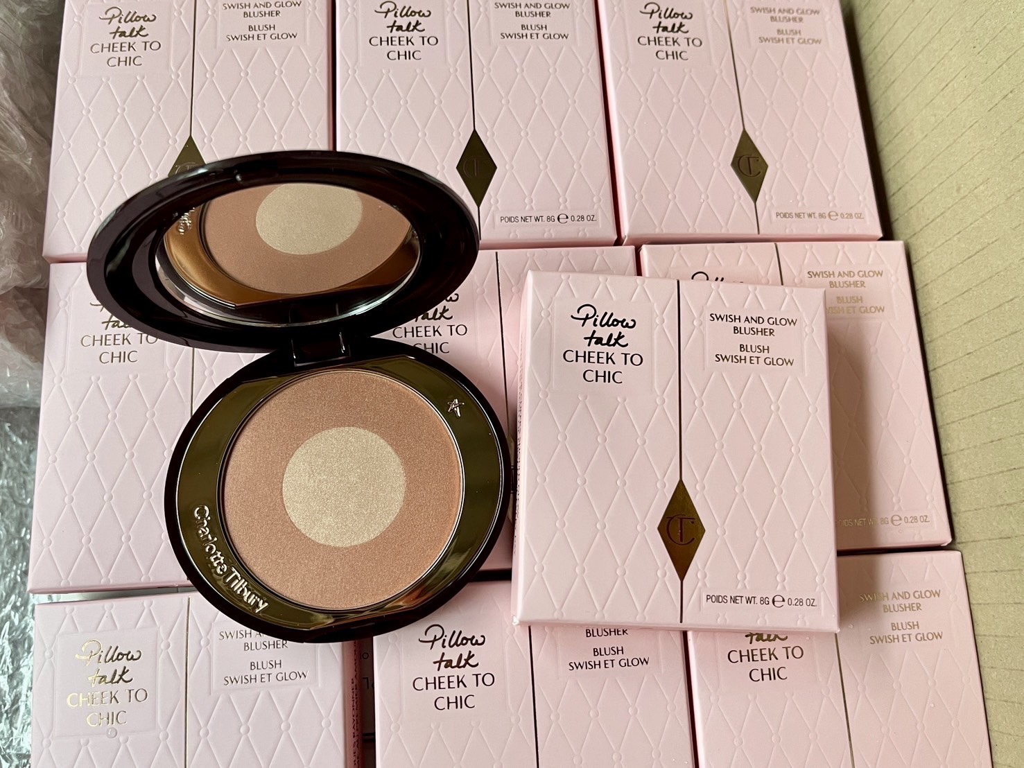 Charlotte Tilbury Cheek To Chic Swish & Glow Blusher 8g. สี Pillow Talk บลัชออน