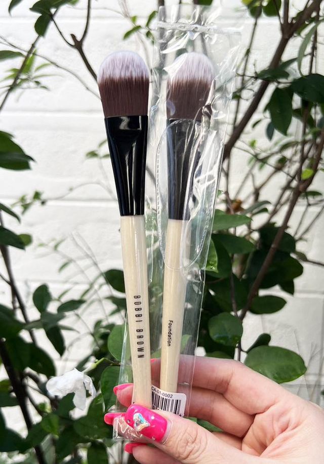 แปรงลงรองพื้น Bobbi Brown Foundation Brush (1อัน)