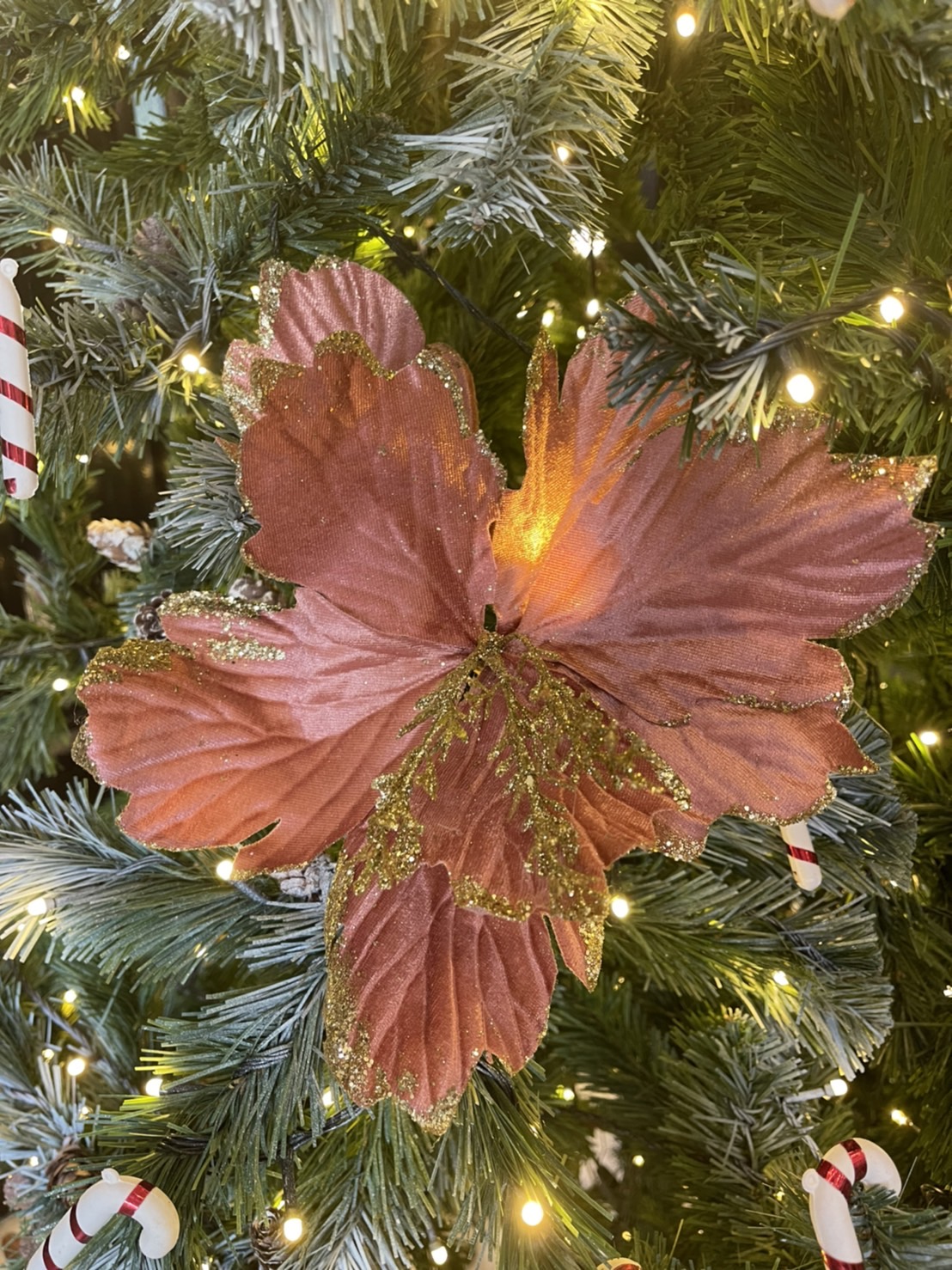 ต้นคริสต์มาสแต่งธีมสี