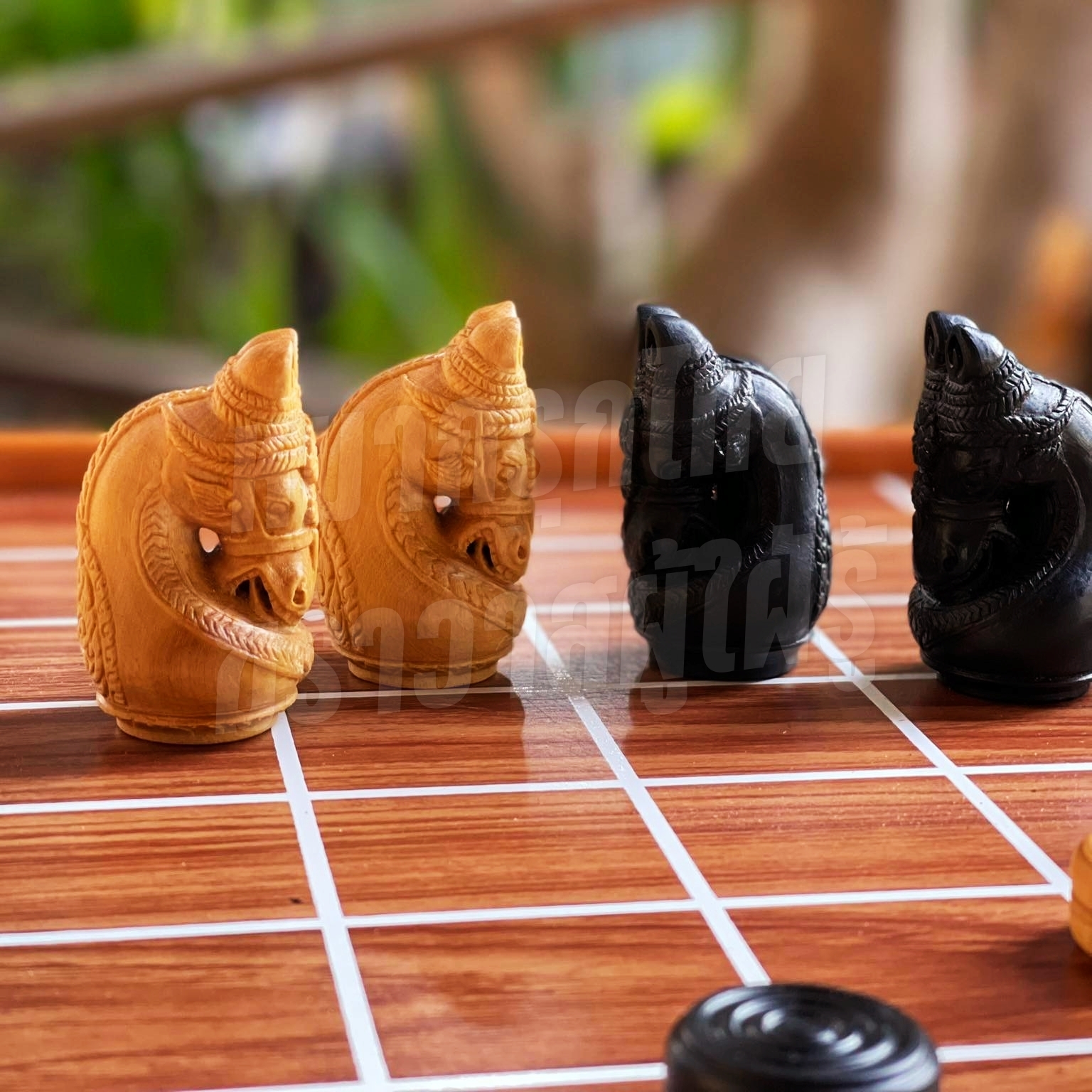 ตัวหมากรุกไทยไม้เนื้อแข็งแบบโบราณ