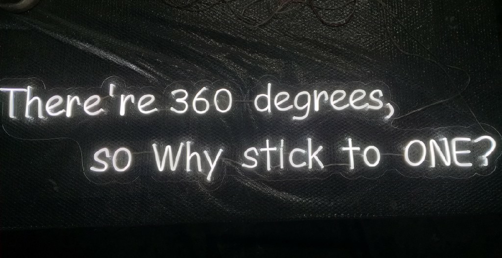 ป้ายไฟนีออน LED อะคริลิคใสรองหลัง