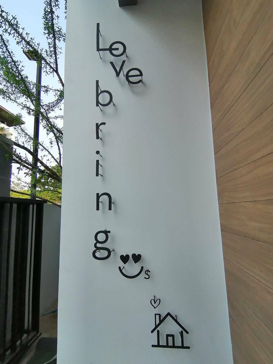 ป้ายอักษรโลหะแบบมีขาลอย