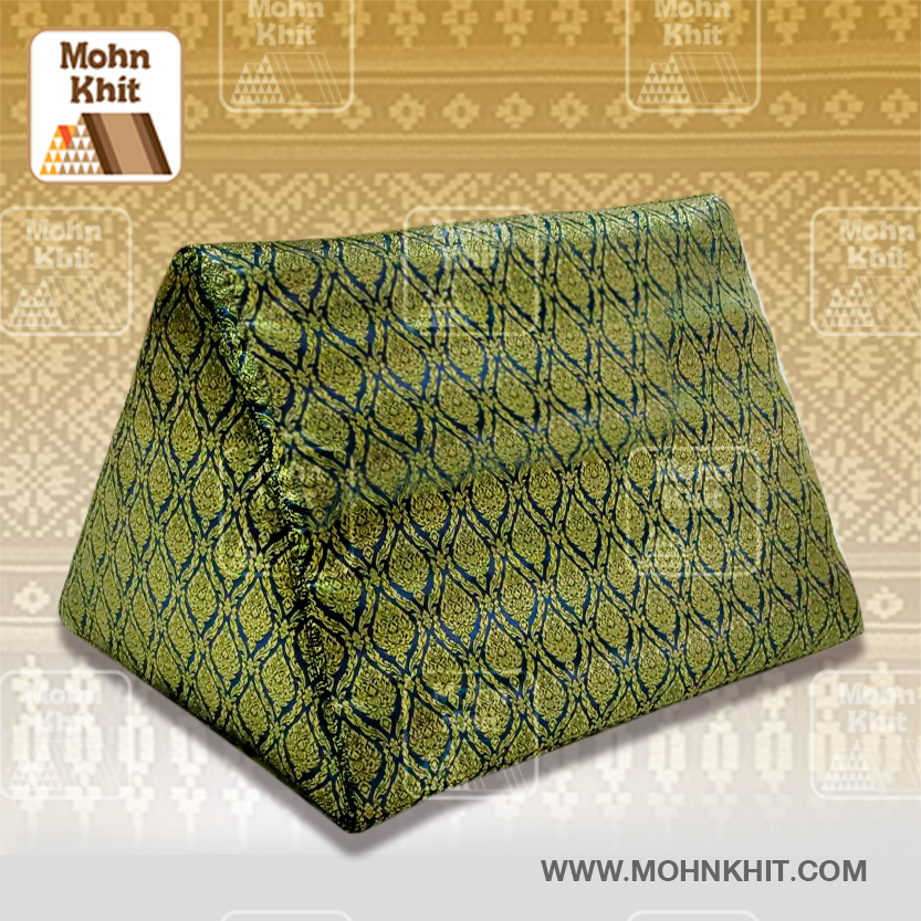 หมอนสามเหลี่ยม 15ช่องเดี่ยวปักด้ายทองปิดหน้าหมอน 53cmx36cmx32cm// Thai Tri-angle Cotton kapok silk pattern Traditional Floor Cushions .