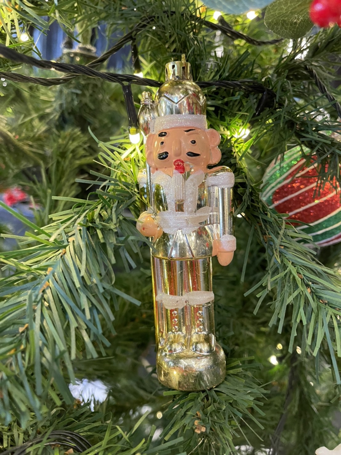 ต้นคริสต์มาสแบบตกแต่งพร้อมของประดับ