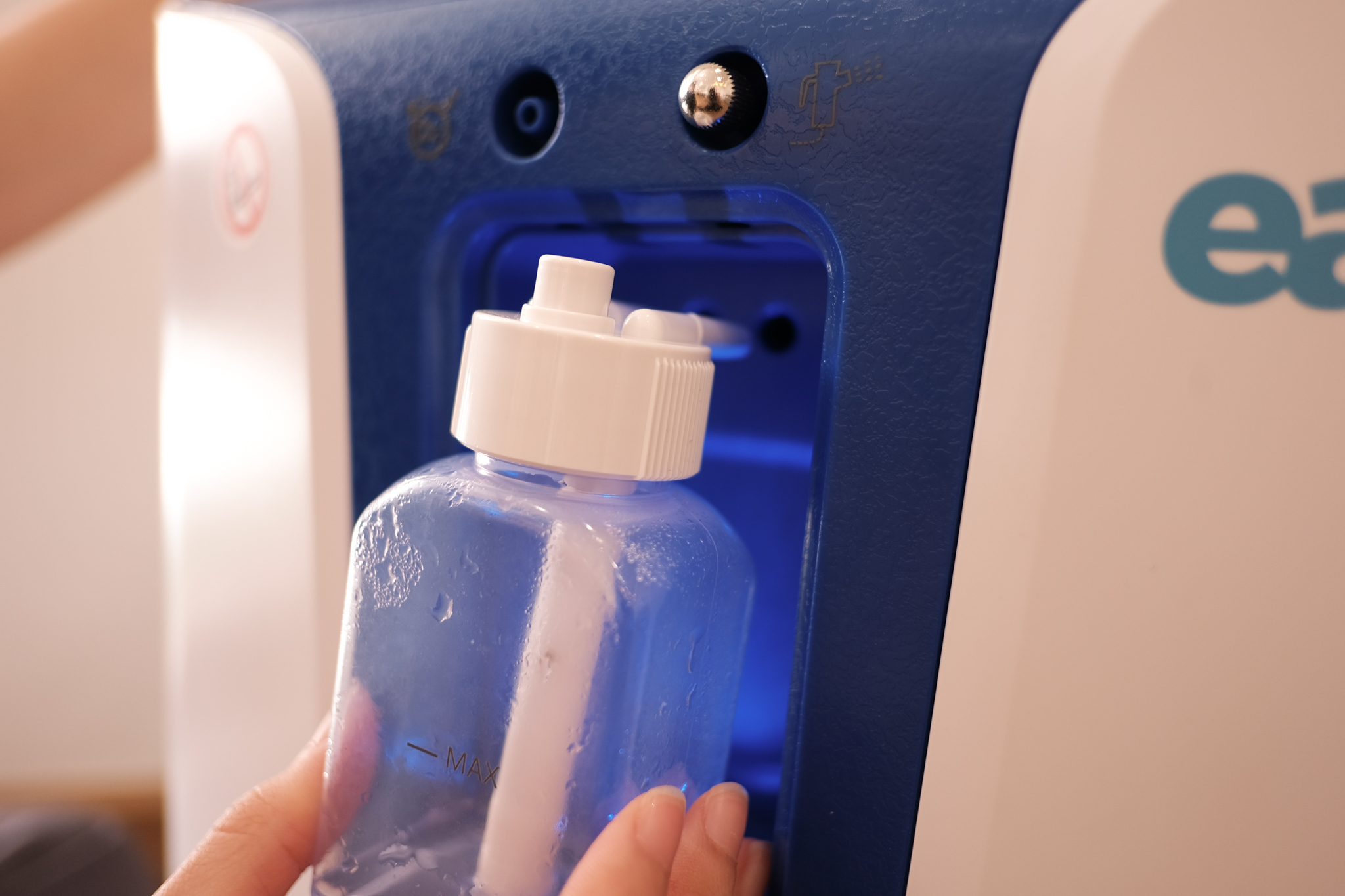 A hand holding a plastic bottle

Description automatically generated