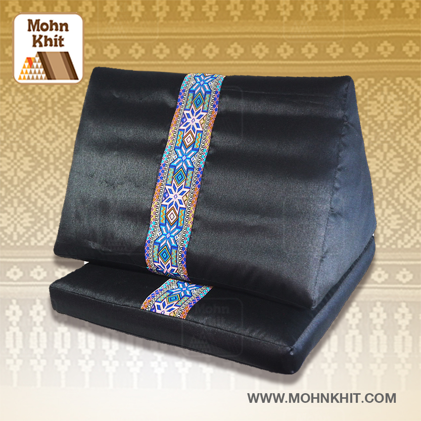 เซ็ทหมอนสามเหลี่ยม15ช่องผ้าไหมและเบาะรองนั่ง 55cmx38cmx40cm// Thai Tri-angle Cotton kapok Traditional Floor Cushions.