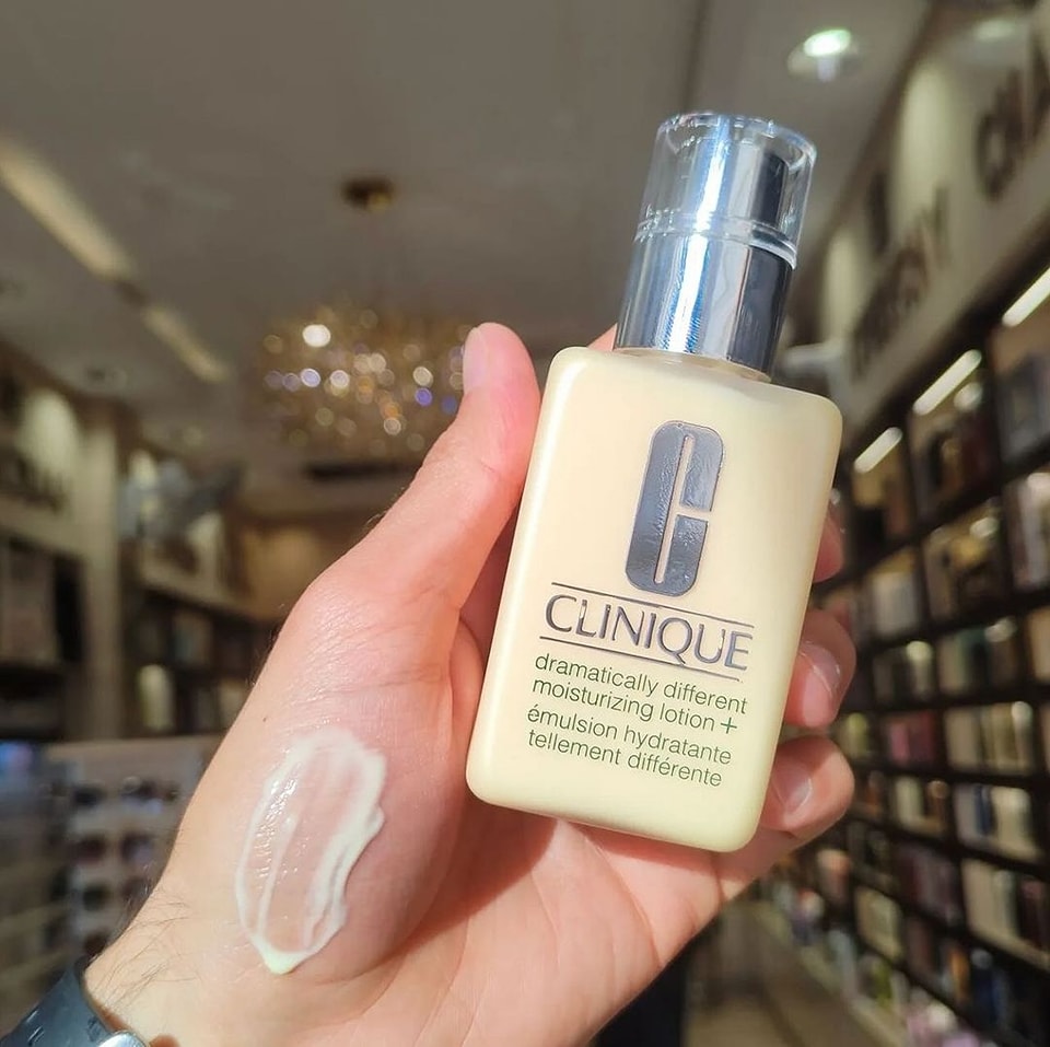 Clinique Dramatically Different Moisturizing Lotion+ 50ml. คลินิกข์ มอยส์เจอร์ไรเซอร์สูตรโลชั่น สำหรับผิวหน้าแห้งถึงผิวผสม