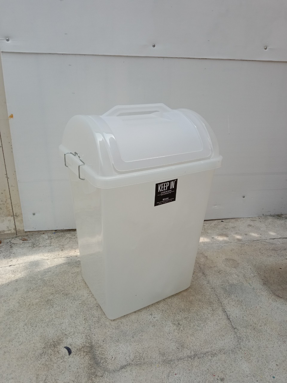 ถังขยะพลาสติกใส ทรงเหลี่ยม ฝาแกว่ง 40 ลิตร